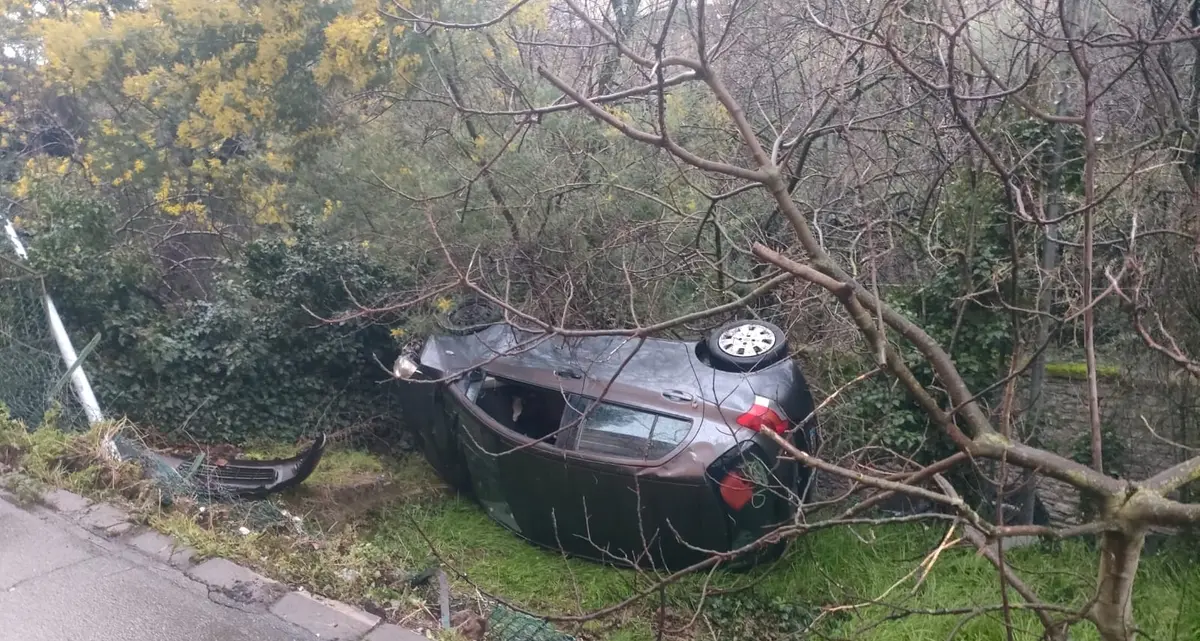Viterbo: auto sbanda, va fuori strada e finisce in un giardino