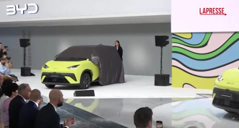 Auto elettriche, BYD sfida il mercato europeo con la compatta low cost Dolphin Surf