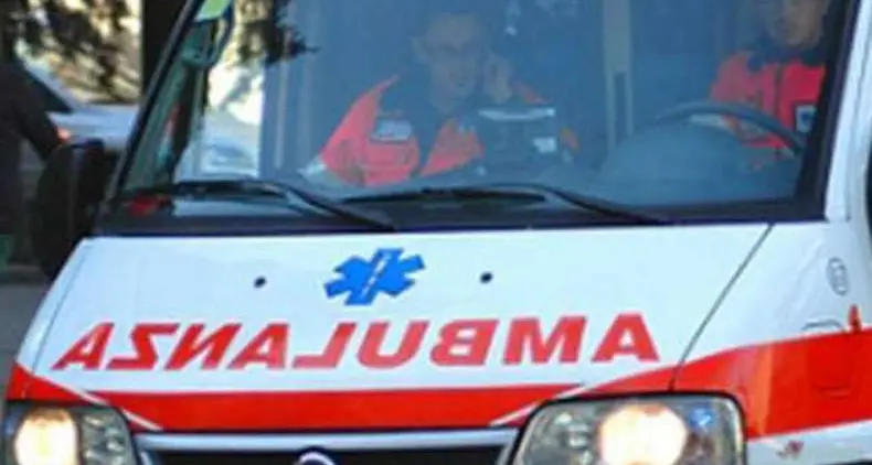 Giovane trovato morto sul marciapiede