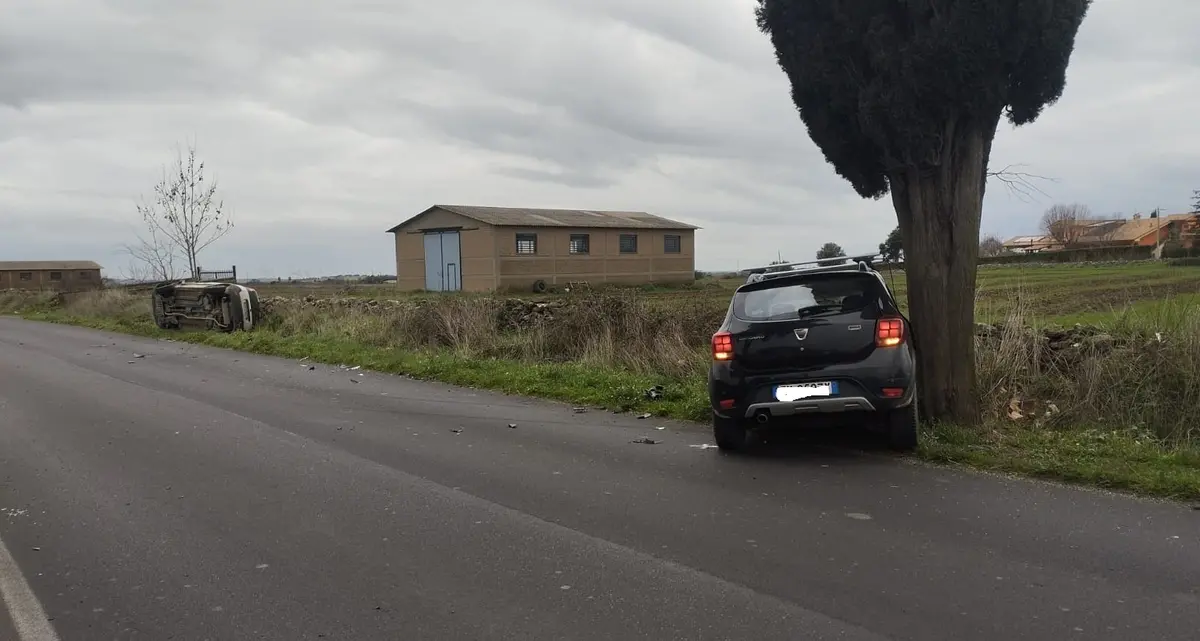Scontro tra due auto sulla Tuscanese: una si ribalta, l’altra contro un albero