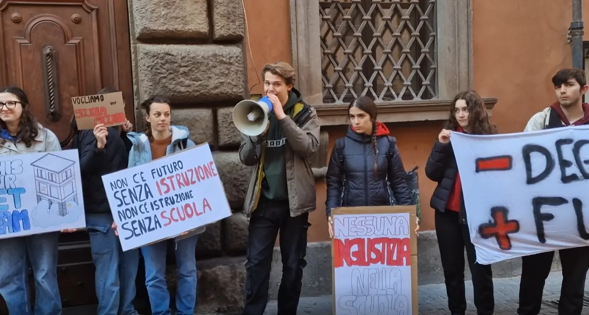 Gli studenti del Ruffini: «La nostra scuola cade a pezzi»